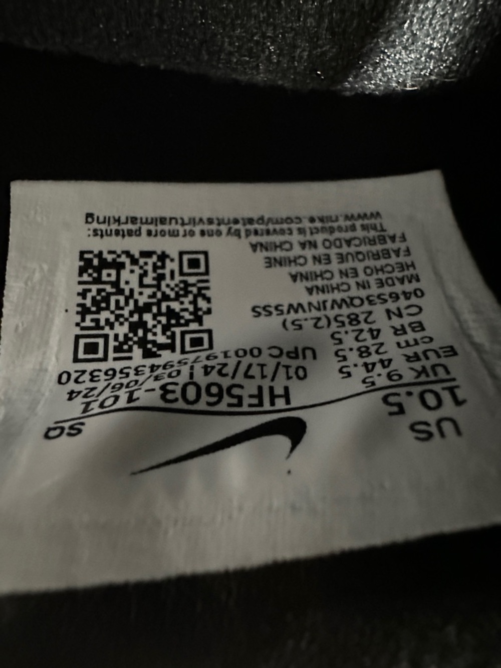 Nike Men's White & Black Low-Top Sneakers with Gum Sole - Picture 4 of 5